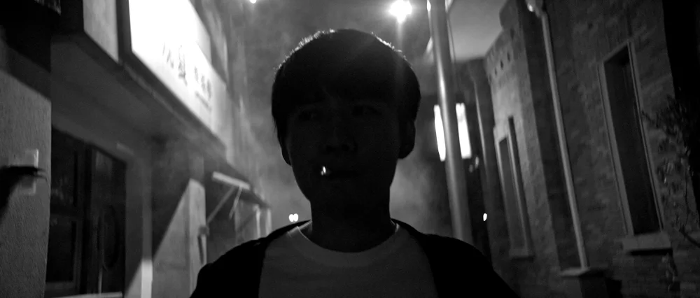 从走廊深处走来的身影。