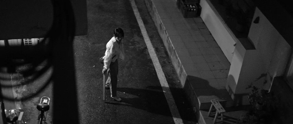 俯视夜巷。