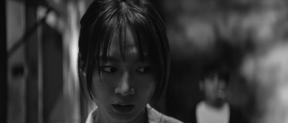 女人在夜色中回望。